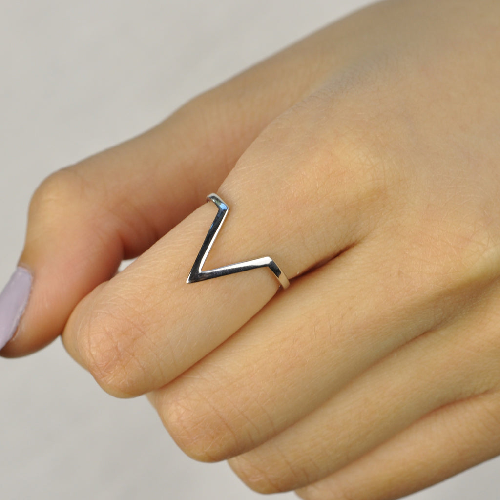 V shaped ring