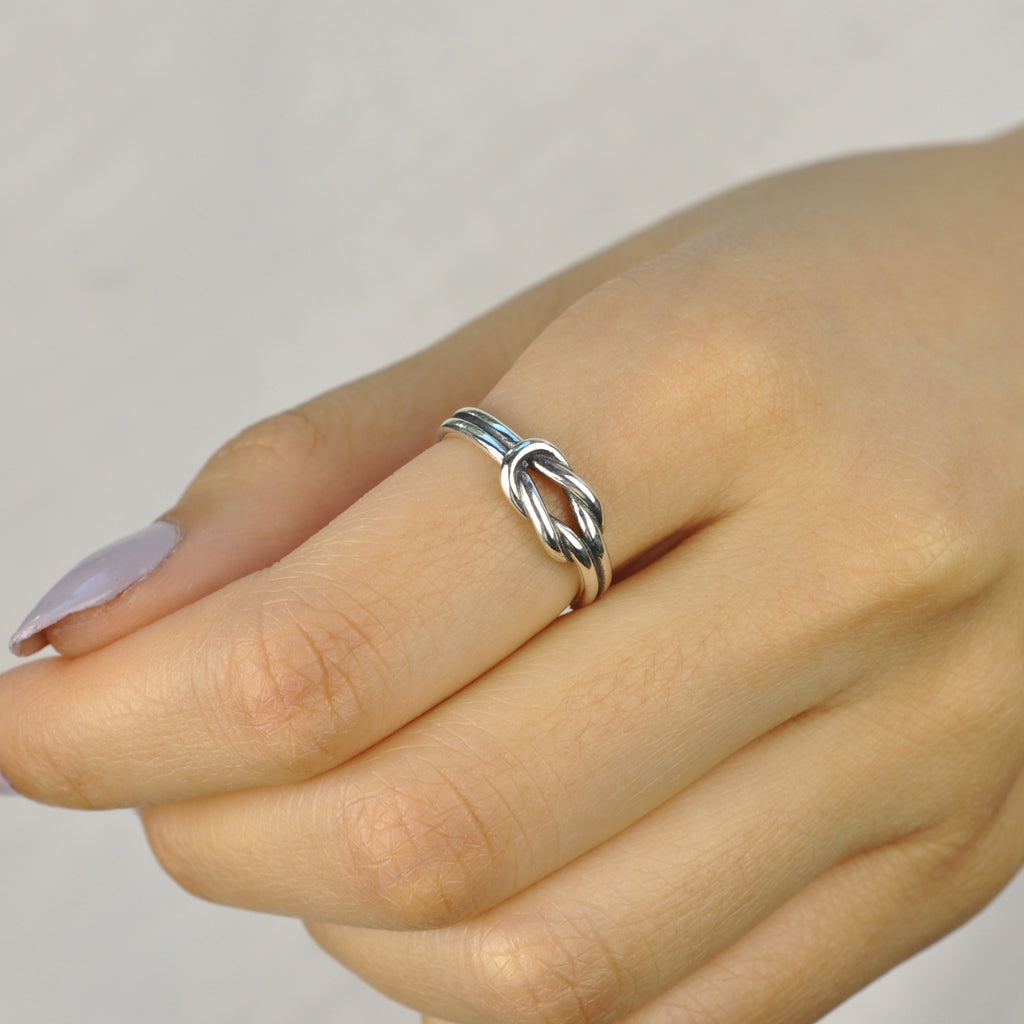 Double knot ring