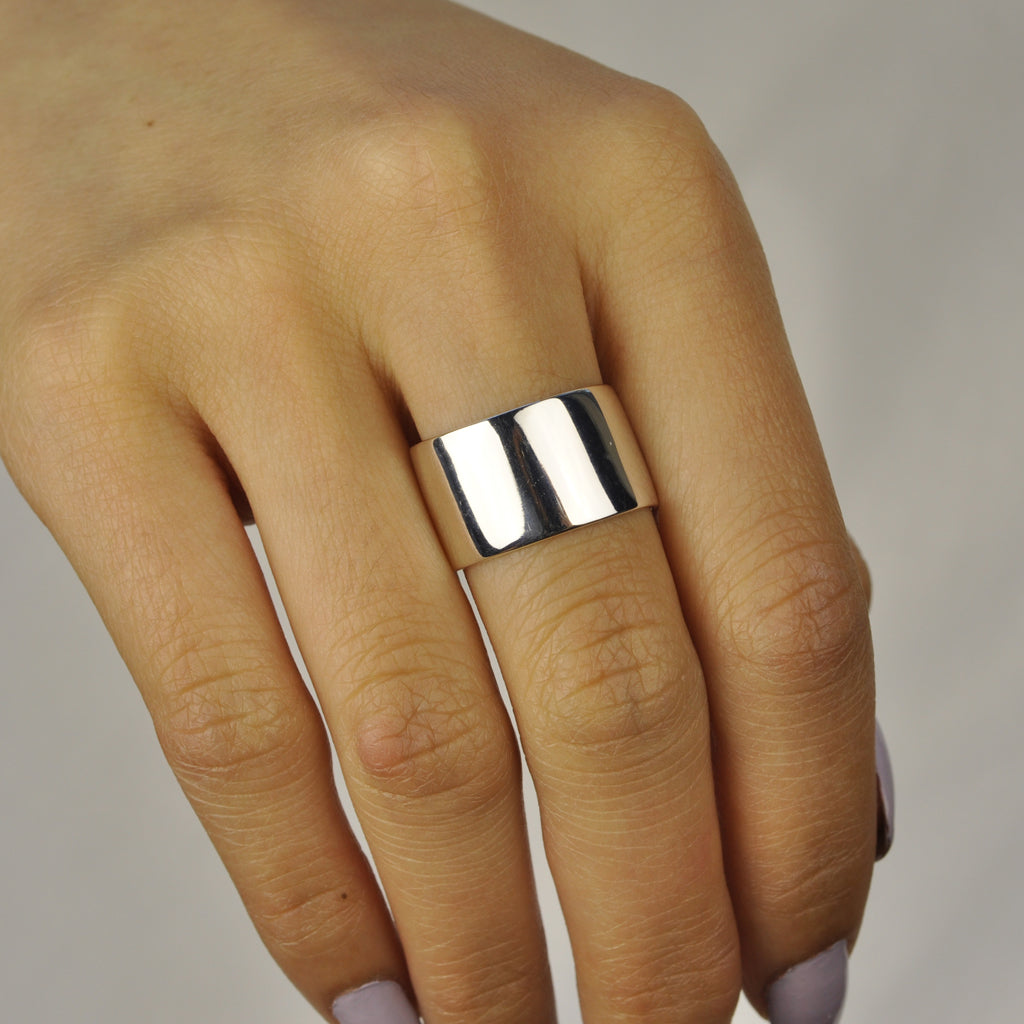 Wide band ring