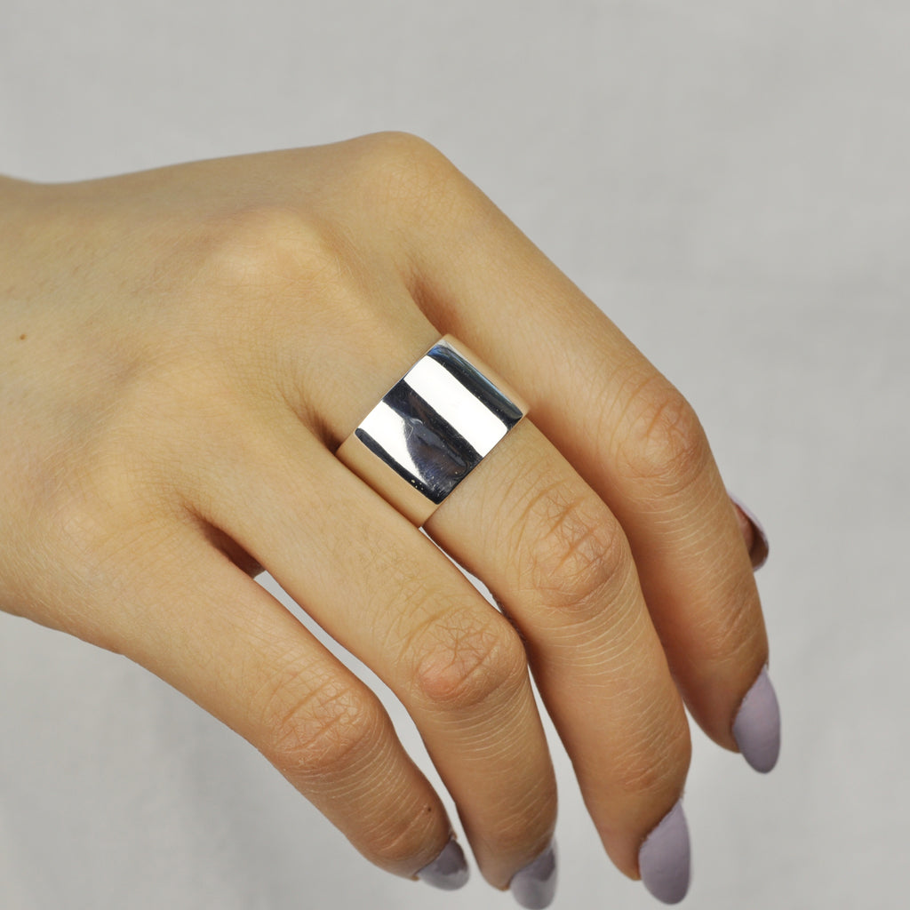 Wide band ring